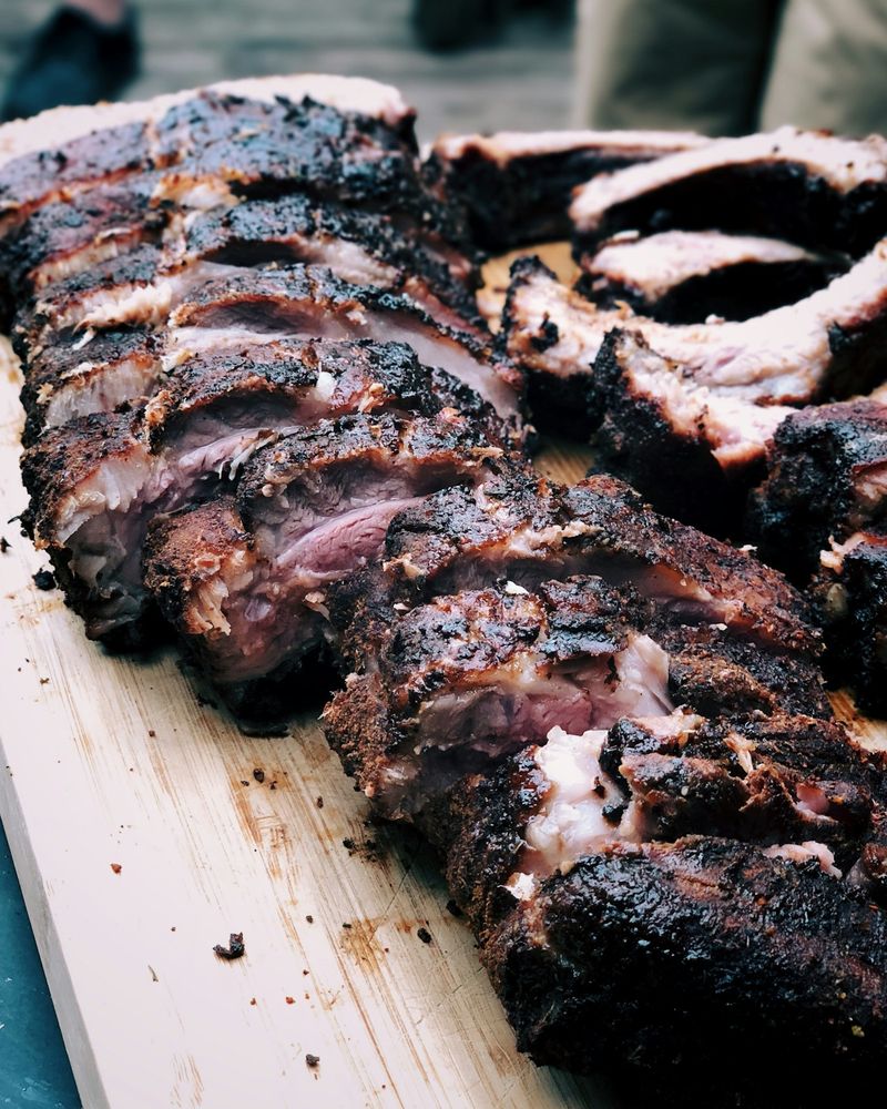 Geräucherte Spare Ribs auf dem Brett